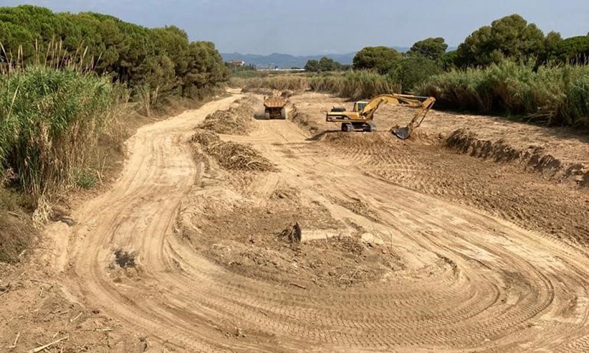 Tasques de neteja i desbrossament de canyes de la riera de Maspujols realitzades aquesta setmana