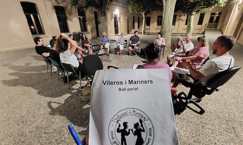 Imatge de la trobada de l'elenc dels Vileros i Mariners al pati de l'edifici de La Salle