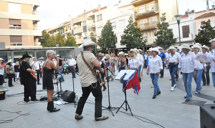 Un moment de la trobada de ball country, el passat dissabte al vespre, a la plaça del Pòsit