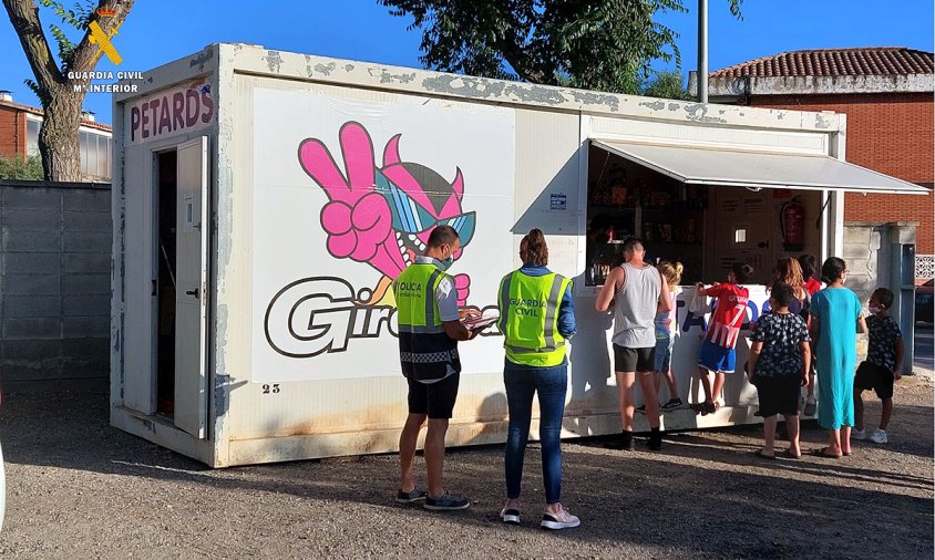 Dos agents de la Guàrdia Civil davant d'una caseta de venda de petards temporal