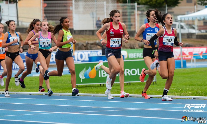 Emma Taggi, a l'esquerra de la imatge, en la prova dels 3.000 metres llisos