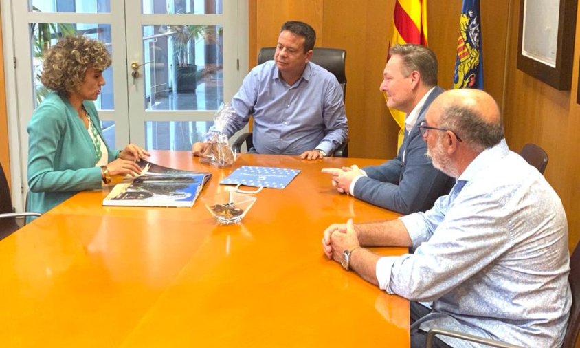 Imatge de la reunió de l'alcalde Oliver Klein amb la diputada del Parlament Europeu, Dolors Montserrat, i els regidors David Chatelain i Joan M. Artigau