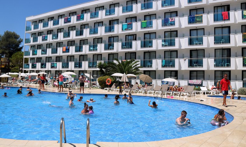 Turistes banyant-se a la piscina d'un hotel a la Costa Daurada, a Vila-seca