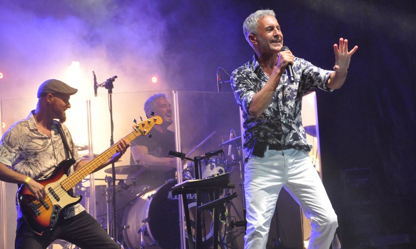 Un moment del concert de Sergio Dalma, ahir a la nit, al parc del Pinaret