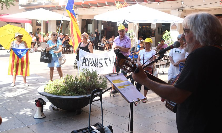 El cantant Xavier va oferir un petit concert, ahir, a la plaça de la Vila