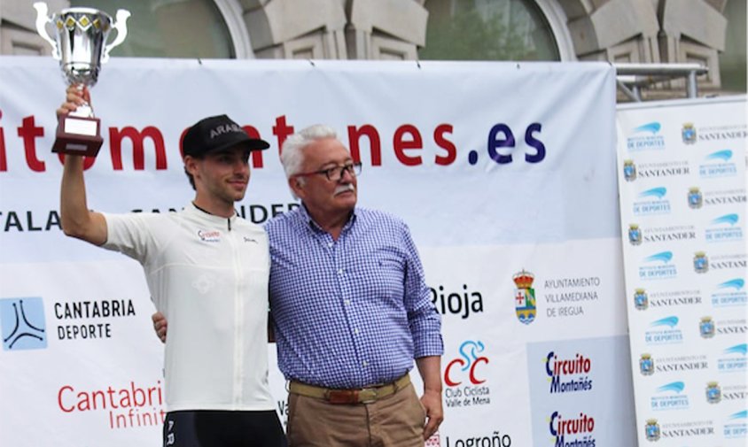 Edgar Curto amb la copa de primer classificat de la muntanya al Circuito Montañés