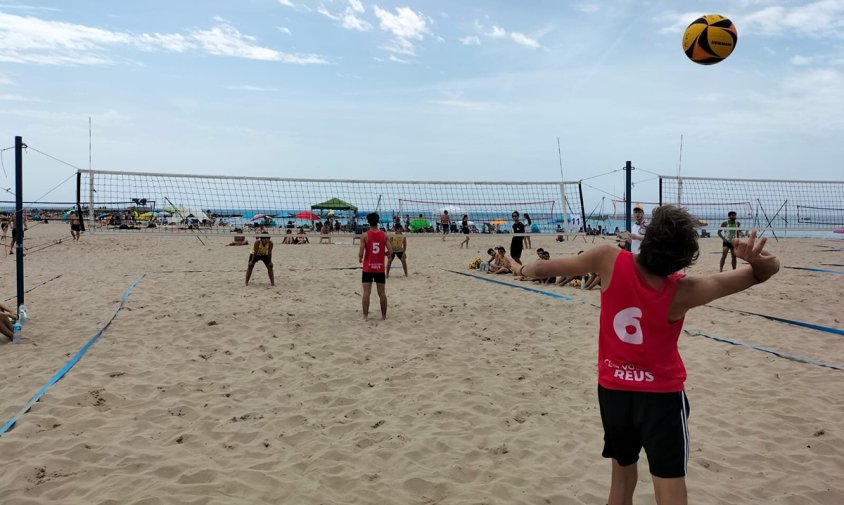 Un dels entrenaments de l'equip de vòlei platja del Club Voleibol Reus a Cambrils