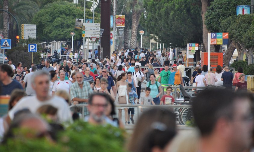 Imatge d'arxiu de gent passejant pel port de Cambrils, l'estiu passat