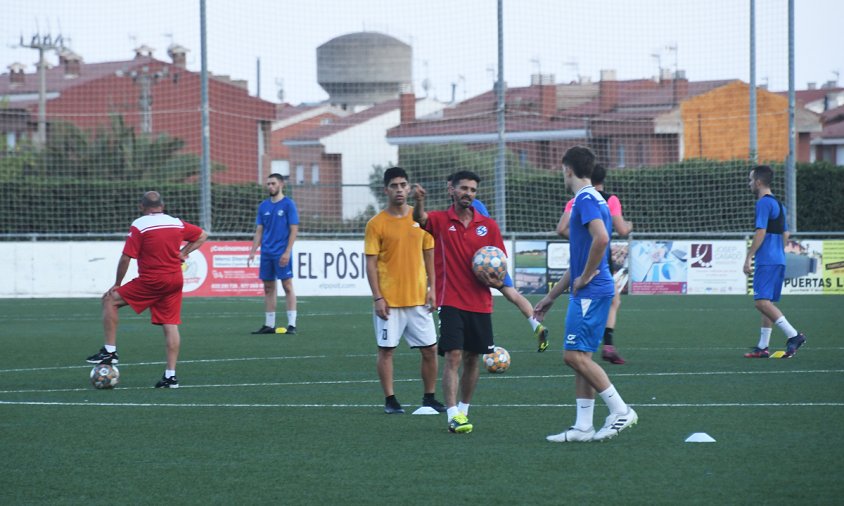 El míster, Jesús Benito, amb diversos jugadors de la plantilla, ahir al vespre, a les instal·lacions de l'estadi municipal