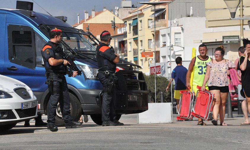 Hores després de l'atemptat, davant del Club Nàutic