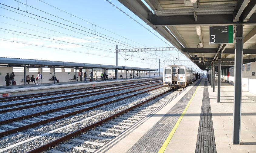 Andanes de l'estació de tren de Cambrils