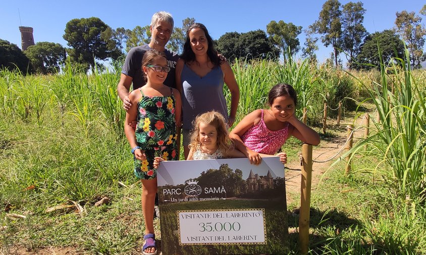 La família Escrivà-Prim, visitant 35.000 del laberint del Parc Samà