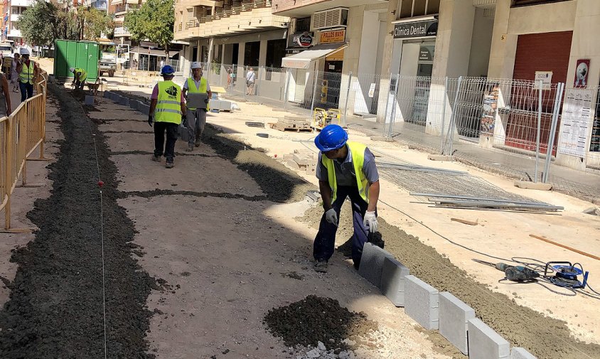 Imatge dels treballs de pavimentació que es van iniciar ahir