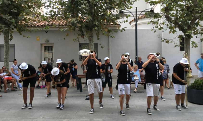 Actuació de la txaranga Band Tocats a la plaça de l'església de Sant Pere