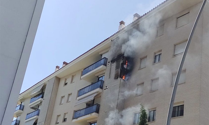 Imatge de les flames sortint de la galeria del cinquè pis d'aquest bloc de pisos