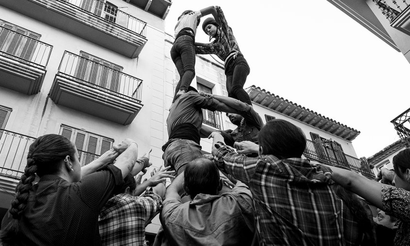 Un moment de l'assaig casteller d'aquest passat dissabte a la plaça de la Vila