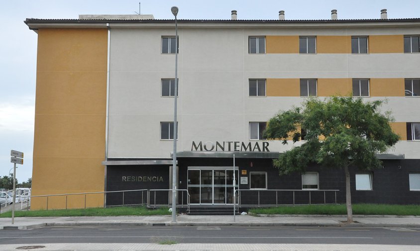 Aspecte de l'edifici de la residència de gent gran Montemar, pocs dies abans del seu tancament, l'agost de 2012