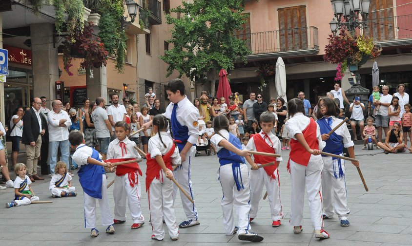 Un moment de l'actuació de la colla infantil del Ball de Bastons de Cambrils, ahir a la tarda