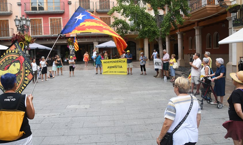 Les Àvies i Avis en la concentració d'ahir, a la plaça de la Vila