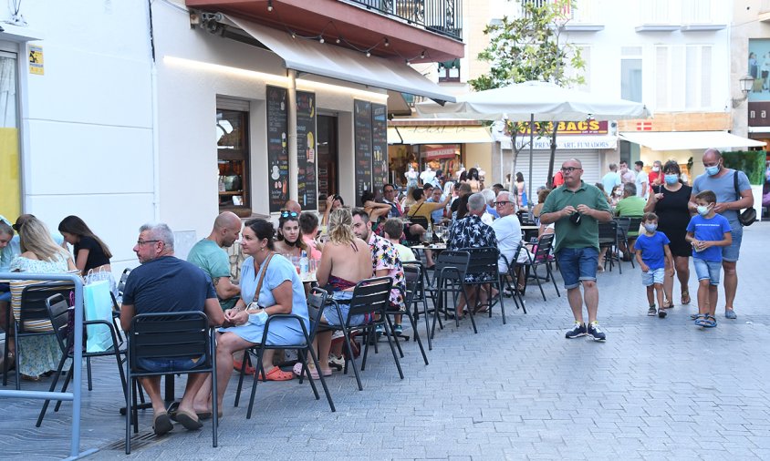 Imatge d'arxiu de gent a unes terrasses del Port