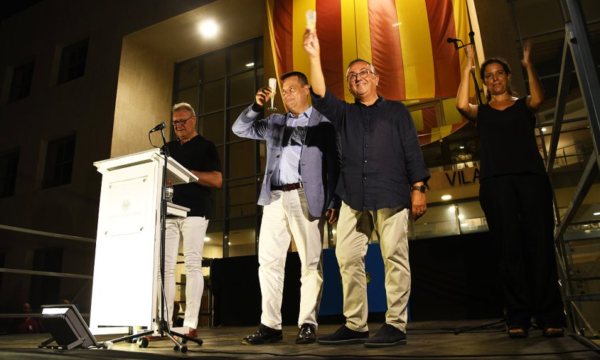 L'alcalde, Oliver Klein, i el pregoner, Josep Capella, en el moment de fer el brindis durant l'acte del pregó