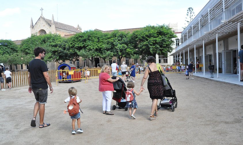 Entrada d'alumnat d'Educació Infantil amb els seus pares i mares al nou edifici del col·legi Cardenal Vidal i Barraquer