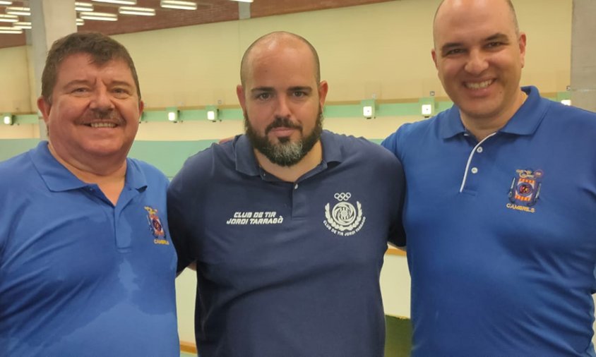 Els tres esportistes del Club de tir olímpic Cambrils que van participar al Trofeu Generalitat de Pistola d'Aire