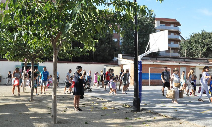 Alumnes d'Educació Primària del col·legi Cardenal Vidal i Barraquer, entrant al pati de l'edifici de la Salle amb els seus pares i mares, aquest passat dilluns