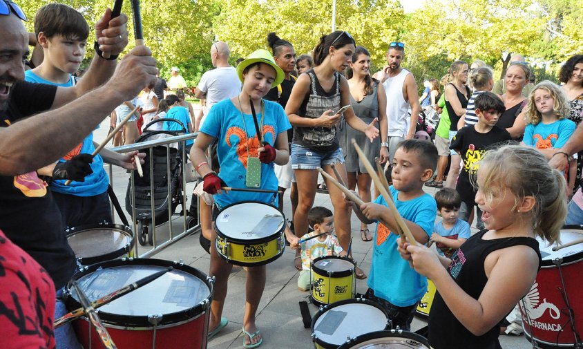 Imatge de la tarda d'activitats amb els elements del seguici festiu, ahir, al parc del Pinaret