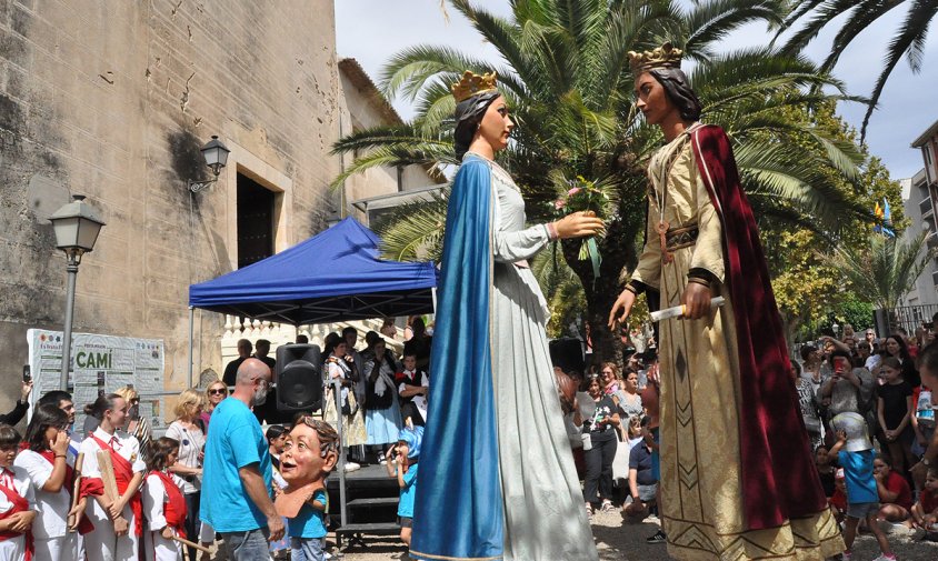 Un moment de la ballada dels gegants, ahir al migdia, al pati de l'Ermita