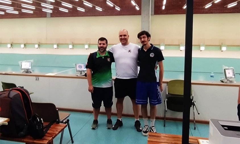 Jordi Balañá del Club de Tir Olímpic Cambrils al centre de la imatge