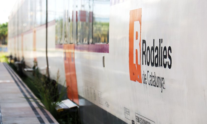 Imatge lateral d'un tren de Rodalies