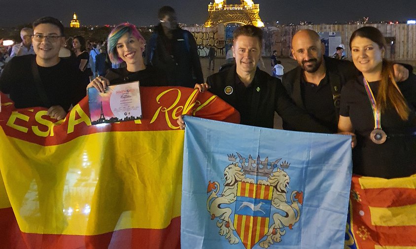 Javi Torrente, al centre de la imatge, mostrant la bandera de Cambrils, juntament amb d'altres companys de l'equip espanyol