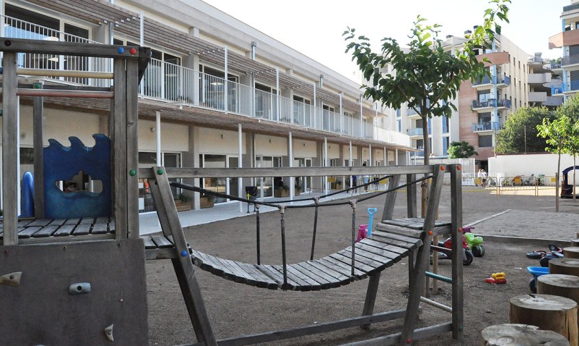 Imatge del nou pati d'Educació Infantil del col·legi Cardenal Vidal i Barraquer, amb dos punts d'entrada d'alumnes situats al carrer de Foix
