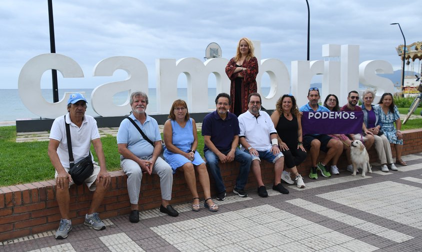 Leticia Menéndez, dreta, acompanyada per militants i simpatitzants de Podem Cambrils, ahir al matí