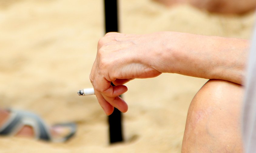 Es limitarà el consum de tabac en determinats espais a l'aire lliure