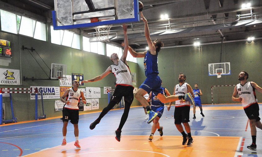 Un moment del partit entre el Cofran 95 CB Cambrils i el CEP Vallfogona, ahir al matí, al Palau Municipal d'Esports