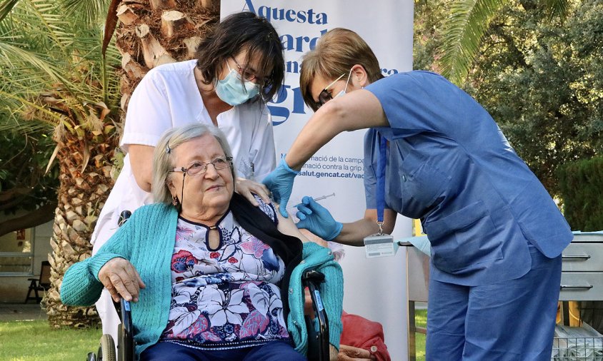 Personal sanitari administrant la quarta dosi de reforç contra la covid-19, a la residència Feixa Llarga de l'Hospitalet de Llobregat