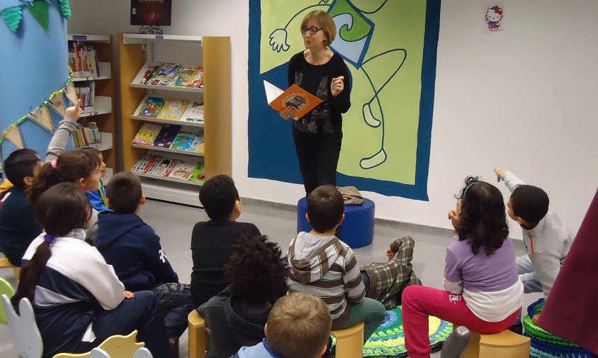 Imatge d\'arxiu d\'una hora del conte a la Biblioteca Municipal