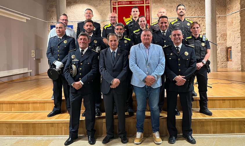 El cos policial, amb l'alcalde Alfons Garcia, el regidor de Seguretat Ciutadana, Tomás Díaz