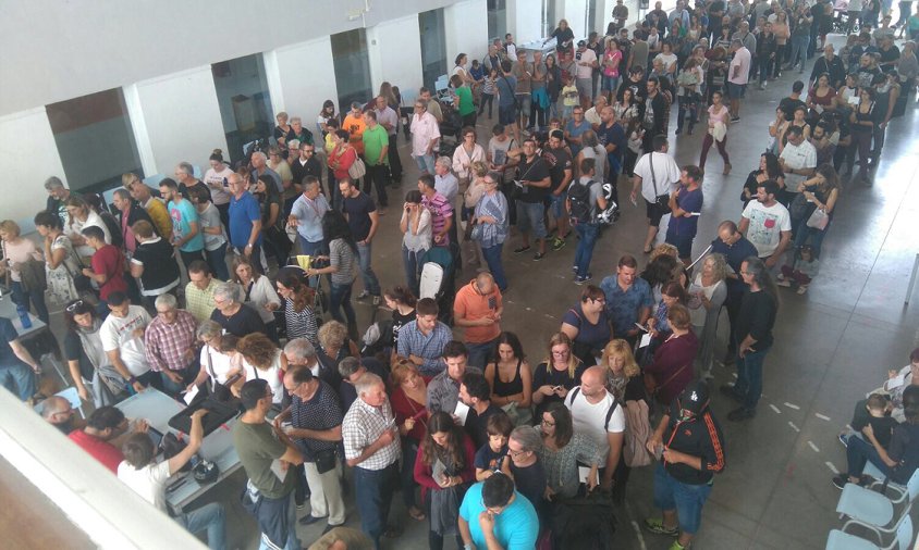 Votants al referèndum de l'1 d'Octubre al col·legi electoral de l'escola Joan Ardèvol