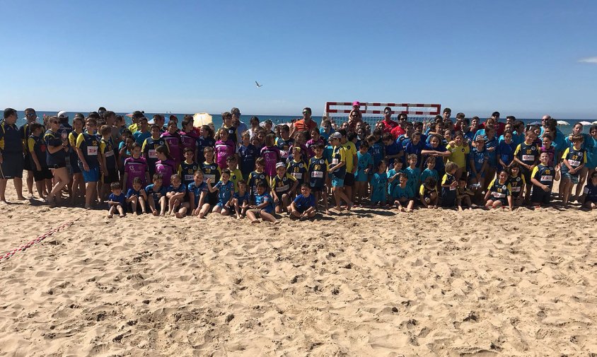 Foto de grup d'alguns dels participants al torneig d'handbol platja