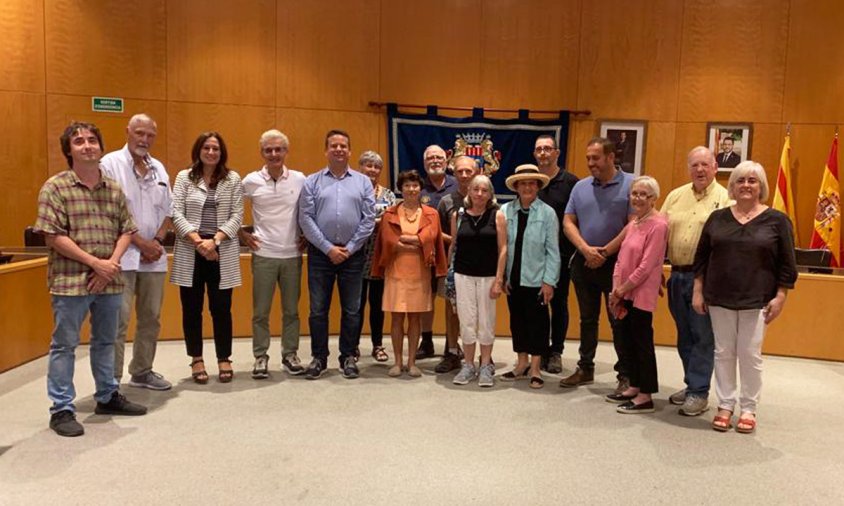 Foto de família a la recepció institucional que es va fer a la sala de plens de l'Ajuntament