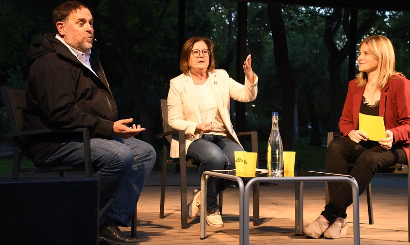 Oriol Junqueras i Camí Mendoza, durant la primera part de l'acte, en format d'entrevista