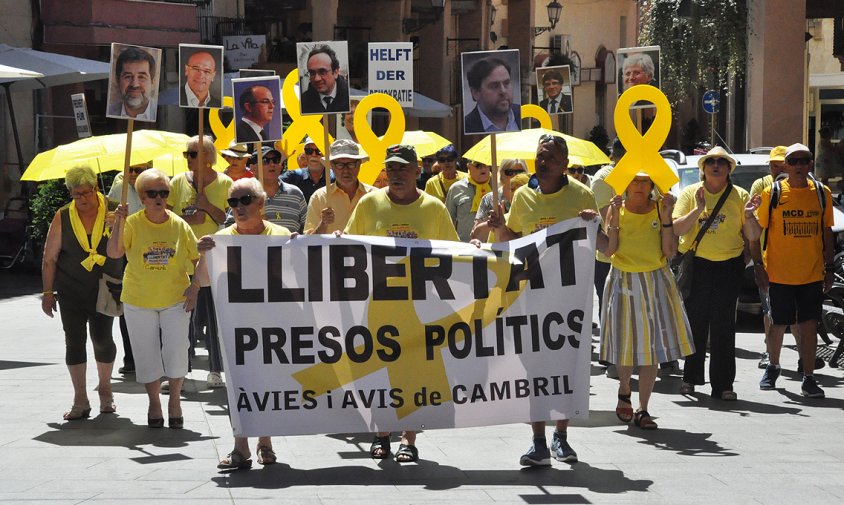 Els Avis i Àvies, ahir, a la plaça de la Vila