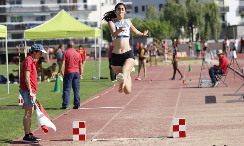 Imatge de Nuria Caballero en una prova de salt de llargada