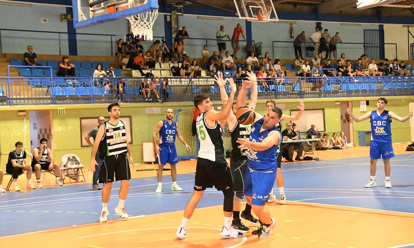 Un moment del partit entre el Cofran 95 CB Cambrils i el Reus Ploms Salle Negre, ahir al matí, al Palau Municipal d'Esports