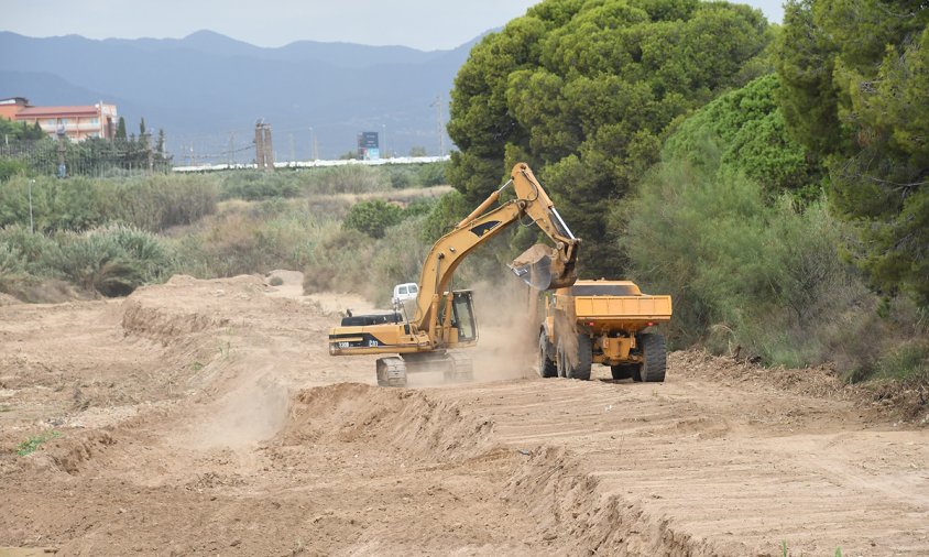 Imatge dels treballs d'extracció de sorra a la riera de Riudoms, a finals de setembre