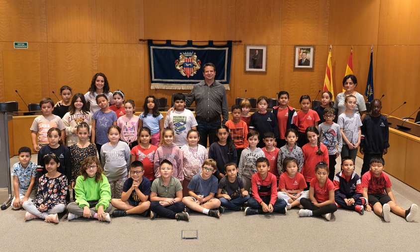 Foto de grups dels alumnes de l'escola Marinada amb l'alcalde