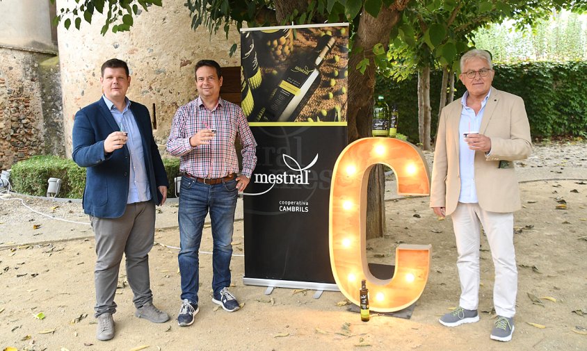 Juan Carlos Romera, regidor de Promoció Econòmica; Oliver Klein, alcalde, i Pau Serra, president de la Cooperativa Agrícola, en la presentació de les Jornades, a la torre del Llimó